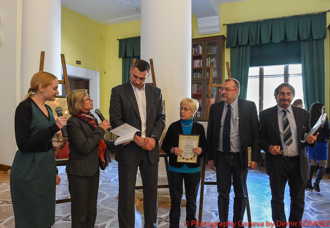 Laurence Fehlmann Rielle a saisi l'occasion de cette rencontre pour remettre au Maire de Kiev Monsieur Vitali Klitschko l'ouvrage de Demir Sönmez "Place des Nations, Place des Peuples, L'Honneur de Genève"